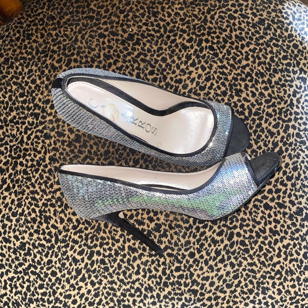 NWOT silver sequin Caparros peep toe heel women’s size 8.5